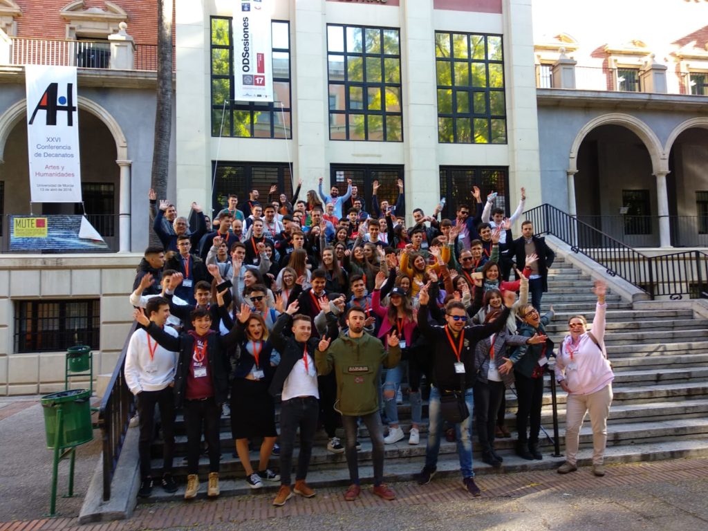 Foto de grupo de los participantes en la X Olimpiada de Geografía de España.