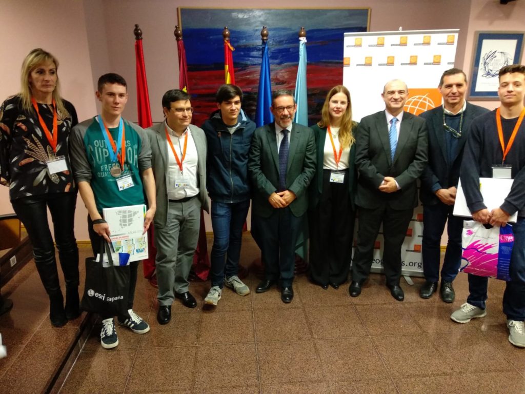 Foto de los tres ganadores de la X Olimpiada de Geografía con las autoridades asistentes.